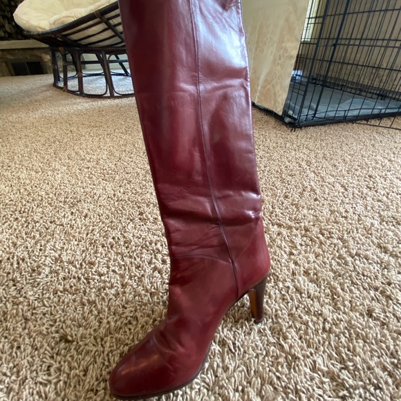 Red leather boots with heel - Picture 6 of 6